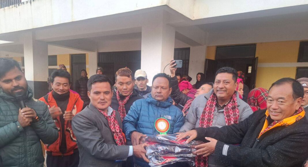 तादी गाउँपालिका–१ काल्चेमा २ विद्यालयका २६० विद्यार्थीलाई न्यानो कपडा वितरण