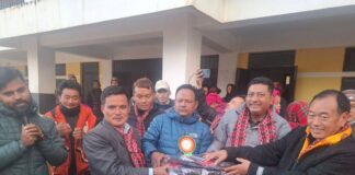 तादी गाउँपालिका–१ काल्चेमा २ विद्यालयका २६० विद्यार्थीलाई न्यानो कपडा वितरण